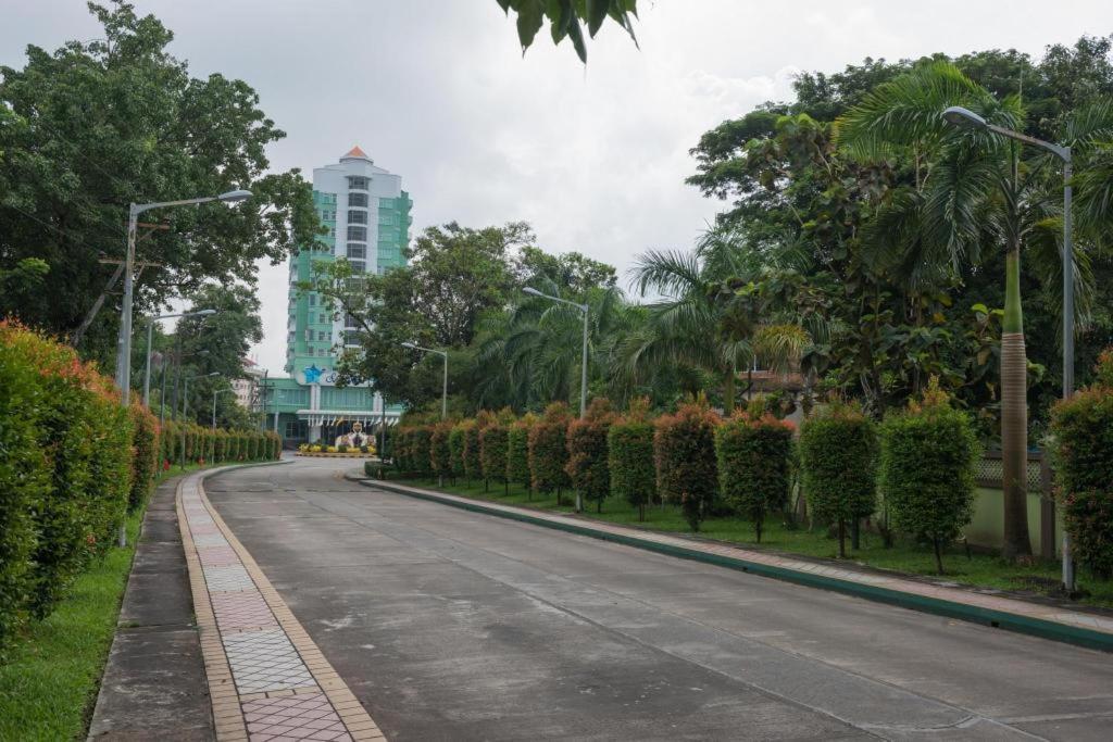 Sky Star Hotel Yangon Exteriör bild